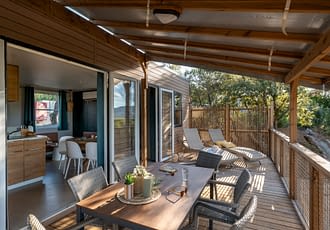 Camping les Tournels : Cottage Calypso - Terrasse et cuisine