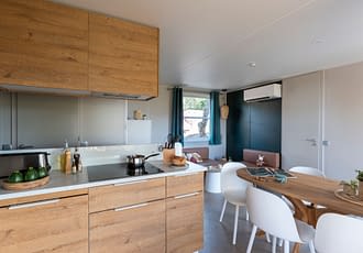 Camping les Tournels : Cottage Calypso - Cuisine et salon