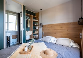 Camping les Tournels : Cottage Calypso - Chambre et salle de bain