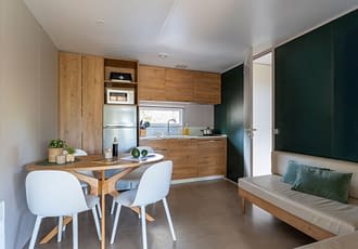 Camping les Tournels : Cottage Camarat - Cuisine et salon