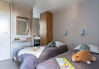 Camping les Tournels : Cottage Camarat - Chambre avec 2 lits simples