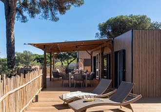 Camping les Tournels : Cottage Chênes Lièges - Grande terrasse avec salon de jardin