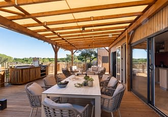 Camping les Tournels : Cottage Chênes Lièges - Grande terrasse avec barbecue