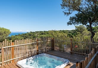 Camping les Tournels : Cottage Chênes Lièges - Spa privatif avec vue sur la mer