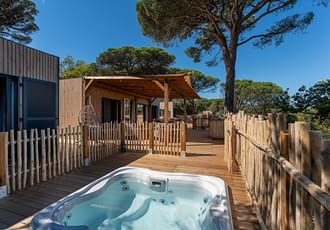 Camping les Tournels : Cottage Chênes Lièges - Grande terrasse avec spa privatif
