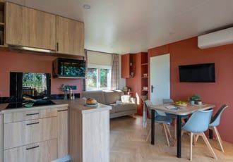 Camping les Tournels : Cottage Chênes Lièges - Cuisine et salon