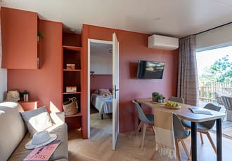 Camping les Tournels : Cottage Chênes Lièges - Salon et chambre