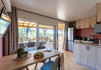 Camping les Tournels : Cottage Chênes Lièges - Salon et vue sur la terrasse