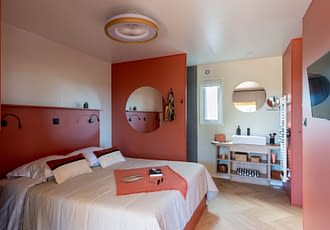 Camping les Tournels : Cottage Chênes Lièges - Chambre avec lit double