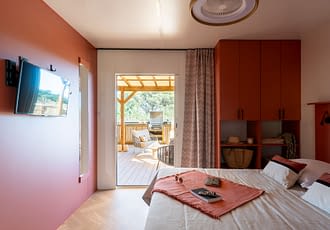 Camping les Tournels : Cottage Chênes Lièges - Chambre avec accès terrasse