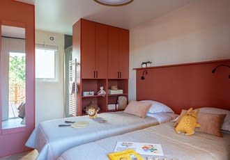 Camping les Tournels : Cottage Chênes Lièges - Chambre avec lit simple et salle de bain