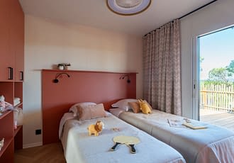 Camping les Tournels : Cottage Chênes Lièges - Chambre avec lits simples