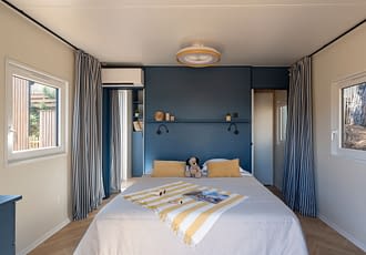 Camping les Tournels : Cottage Chênes Lièges - Chambre avec lit double