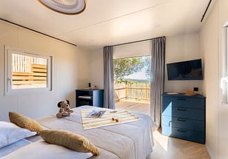 Camping les Tournels : Cottage Chênes Lièges - Chambre avec lit double avec accès terrasse