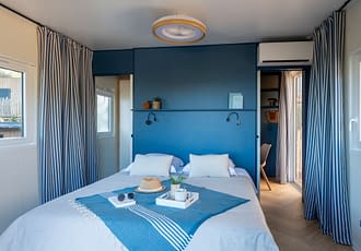 Camping les Tournels : Cottage Chênes Lièges - Chambre lit double