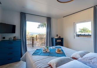 Camping les Tournels : Cottage Chênes Lièges - Chambre lit double avec vue mer