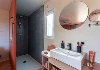 Camping les Tournels : Cottage Chênes Lièges - Salle de bain d'une chambre