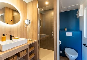Camping les Tournels : Cottage Chênes Lièges - Salle de bain avec douche et WC