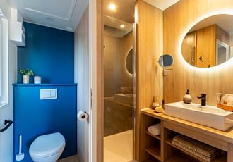 Camping les Tournels : Cottage Chênes Lièges - Salle de bain attenante à une chambre avec lit double