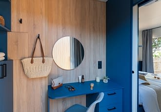 Camping les Tournels : Cottage Chênes Lièges - entré d'un la chambre à lit double