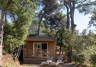Camping les Tournels : Cottage Safari - Vue extérieure et terrasse