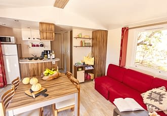 Camping les Tournels : Cottage Calypso - Salon et cuisine