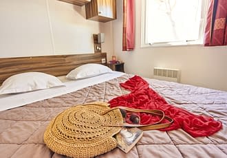 Camping les Tournels : Cottage Calypso - Chambre avec lit double