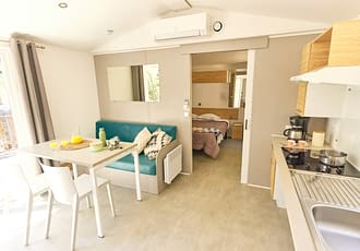 Camping les Tournels : Cottage Hélios - Salon adapté aux personnes à mobilité réduite