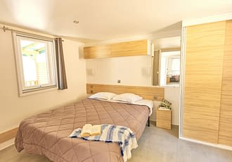 Camping les Tournels : Cottage Hélios - Chambre avec lit double