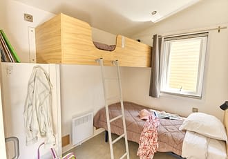Camping les Tournels : Cottage Hélios - Chambre avec lits simples superposés