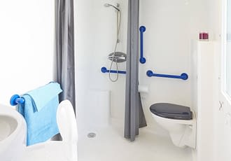 Camping les Tournels : Cottage Hélios - Salle de bain adaptée pour les personnes à mobilité réduite