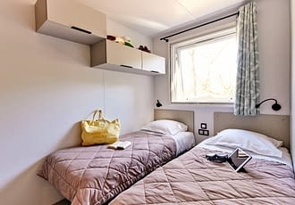 Camping les Tournels : Cottage Moréa - Chambre avec 2 lits simples