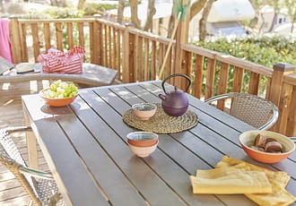 Camping les Tournels : Cottage Provence - Terrasse avec mobilier de jardin