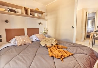 Camping les Tournels : Cottage Provence - Chambre avec lit double