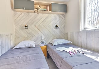 Camping les Tournels : Cottage Riviera - Chambre avec 2 lits simples