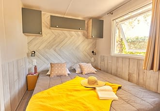 Camping les Tournels : Cottage Riviera - Chambre avec lit double