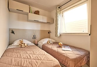 Camping les Tournels : Cottage Safari - Chambre avec 2 lits simples