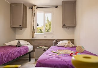 Camping les Tournels : Cottage 4 personnes L'Oustaloun - Chambre avec 2 lits simples