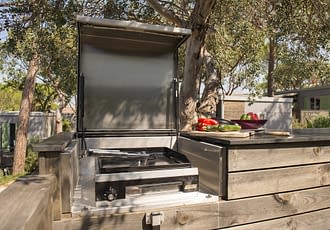 Camping les Tournels : Cottage 6 personnes L'Oustaloun - Barbecue disponible dans le logement