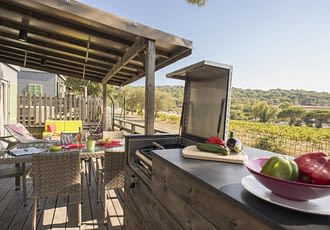 Camping les Tournels : Cottage 6 personnes L'Oustaloun - Terrasse
