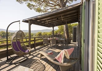 Camping les Tournels : Cottage 6 personnes L'Oustaloun - Terrasse avec vue sur le domaine des tournels