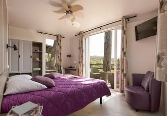 Camping les Tournels : Cottage 6 personnes L'Oustaloun - Chambre avec vue du le domaine des tournels