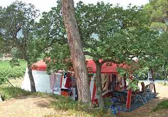 Camping les Tournels : Emplacement Grand confort - Emplacement proche du domaine viticole des Tournels
