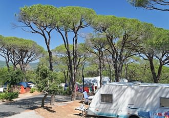 Camping les Tournels : Emplacement Grand confort - Grands emplacements pour caravanes