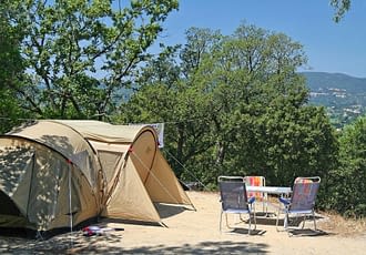 Camping les Tournels : Emplacement Grand confort - Grand emplacement avec vie sur le paysage