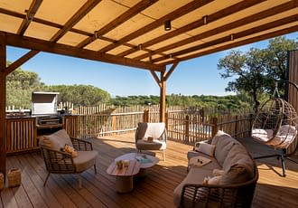 Camping les Tournels : Cottage Chênes Lièges - Terrasse avec barbecue et spa privatif