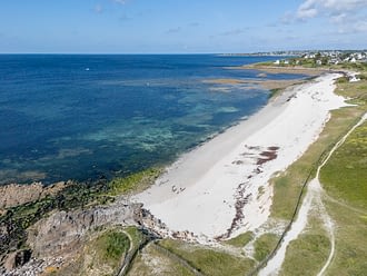 Les Terrasses de Kersiny - Der weiße Sandstrand - Luftaufnahme des einen Kilometer langen Strandes