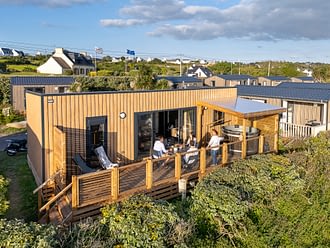 Les Terrasses de Kersiny - Der Campingplatz und die Dienstleistungen - Luftaufnahme der Unterkünfte
