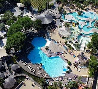 Camping Les Tournels: Vista aérea del espacio acuático