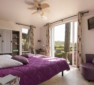 Kemping Les Tournels: domek dla 6 osób L'Oustaloun – sypialnia z podwójnym łóżkiem